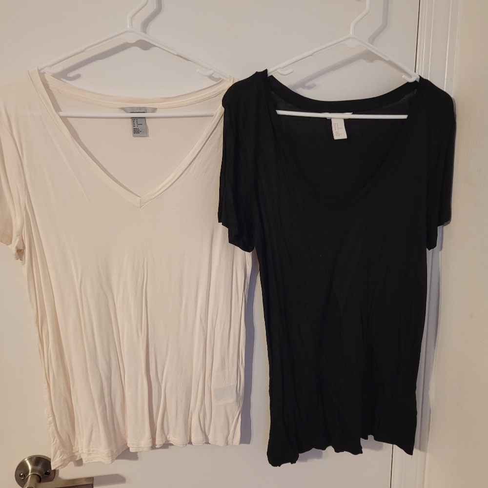 H&M Cream and Black V-Neck Short Sleeve Basic Tees Size M -Bundle